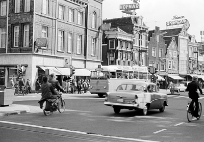 831181 Gezicht op een deel van de noordelijke pleinwand van het Vredenburg te Utrecht.